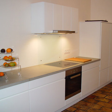 moderne Küche deckend weiß matt lackiert mit Beton-Arbeitsplatte