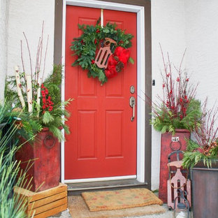 カルガリーのトラディショナルスタイルのおしゃれな玄関 (赤いドア) の写真