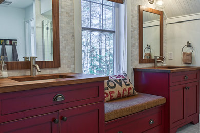 Example of a classic bathroom design in Montreal
