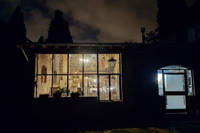 Immagine della facciata di una casa piccola eclettica a un piano
