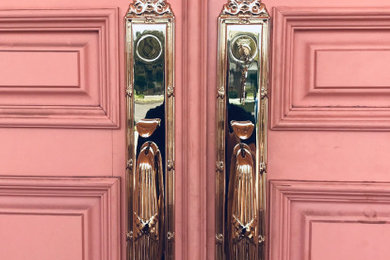 Example of a classic entryway design in Los Angeles
