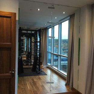 モントリオールの小さいモダンスタイルのおしゃれなトレーニングルーム (白い壁、無垢フローリング) の写真