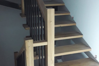 Источник вдохновения для домашнего уюта: п-образная лестница с деревянными ступенями и перилами из смешанных материалов