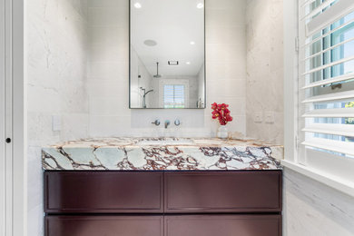 Aménagement d'une salle de bain avec un plan de toilette en marbre.