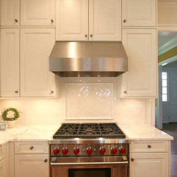 Eat in Kitchen Maximizes Both Storage and Entertainment Space