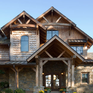 Idéer för ett stort rustikt brunt hus, med tre eller fler plan och blandad fasad