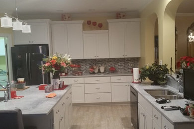 Kitchen - traditional kitchen idea in Raleigh