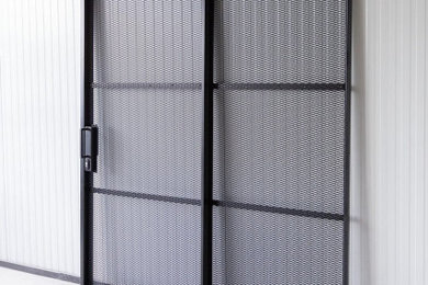 Stahl Loft Tür – Gitter-Schiebetür mit Seitenteil - Eingangstür - Loftdesign