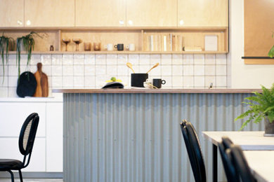 Modelo de comedor de cocina contemporáneo pequeño con paredes grises, suelo de cemento, suelo gris y bandeja