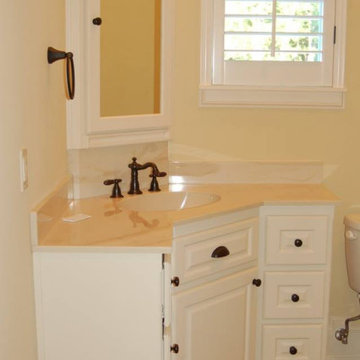 Bathrooms by Stricklin Homes Inc.