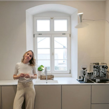 Cuisine personnalisée aux façades sans poignées blanches mates.