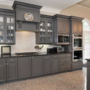 Свежая идея для дизайна: п-образная кухня среднего размера в классическом стиле с кладовкой, накладной раковиной, фасадами с выступающей филенкой, серыми фасадами, столешницей из гранита, серым фартуком, фартуком из каменной плитки, техникой из нержавеющей стали, мраморным полом и островом - отличное фото интерьера
