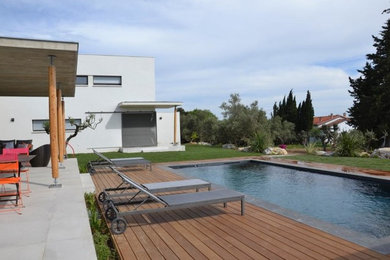 This is an example of a contemporary home design in Montpellier.