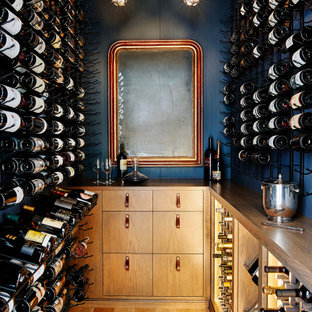 Diseño de bodega costera con suelo de madera clara y botelleros