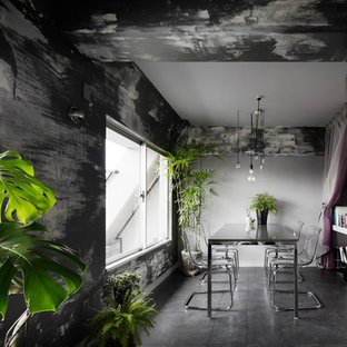 大阪のエクレクティックスタイルのLDKの画像 (グレーの壁)