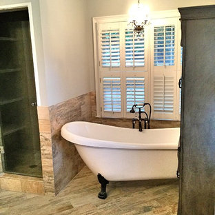 Bäder mit Schränken im Used-Look und beigefarbenen Fliesen Ideen