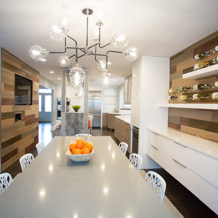 デトロイトの広いコンテンポラリースタイルのLDKの画像 (グレーの壁、濃色無垢フローリング、暖炉なし、茶色い床)