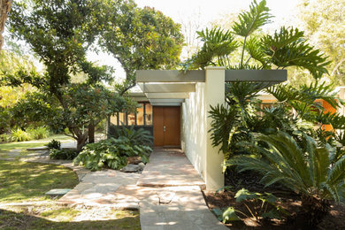 Inspiration for a modern exterior home remodel in Los Angeles