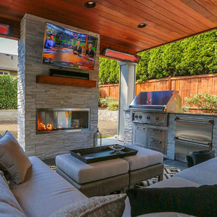 Идея дизайна: дворик среднего размера на заднем дворе в стиле модернизм с летней кухней, мощением тротуарной плиткой и навесом