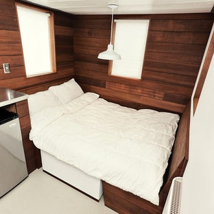 Bild på ett litet funkis gästrum, med bruna väggar och linoleumgolv