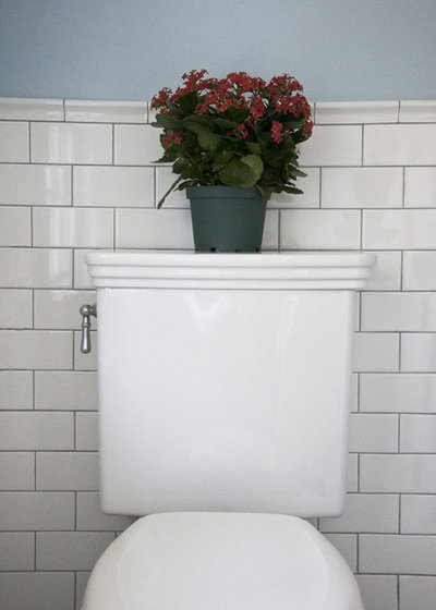 Классический Ванная комната by Whitefield & Co, LLC