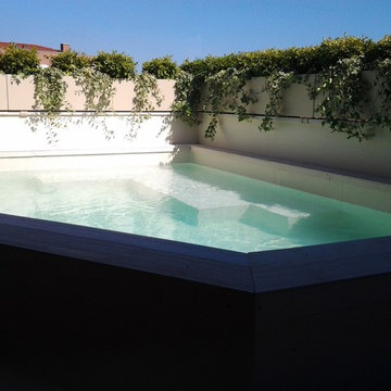 Terrazzo con mini-piscina e fioriere perimentrali per schermare