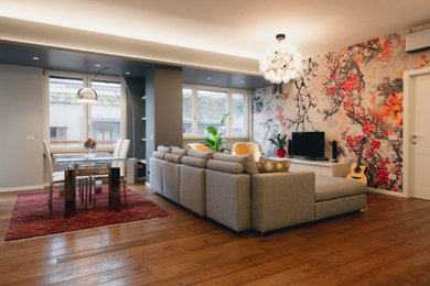 Esempio di un grande soggiorno contemporaneo aperto con libreria, pareti grigie, parquet chiaro, parete attrezzata, pavimento marrone e soffitto ribassato