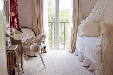 Diseño de dormitorio infantil bohemio de tamaño medio con paredes beige, moqueta y suelo beige