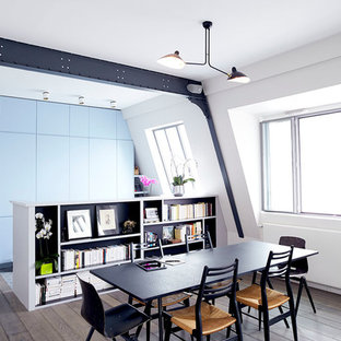 パリの中サイズのコンテンポラリースタイルのLDKの画像 (白い壁、無垢フローリング)