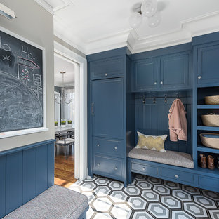 シカゴの中サイズのトラディショナルスタイルのおしゃれなマッドルーム (グレーの壁、無垢フローリング、黒い床) の写真