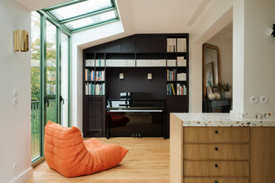 Cette photo montre un salon blanc et bois tendance avec parquet clair et un sol multicolore.