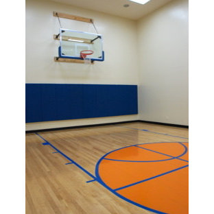 マイアミの大きいコンテンポラリースタイルのおしゃれな室内コート (白い壁、塗装フローリング) の写真