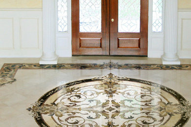 Imagen de entrada tradicional grande con paredes amarillas, suelo de mármol y suelo beige
