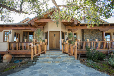 Example of an entryway design in Santa Barbara