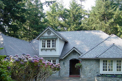 Example of a classic exterior home design in Toronto