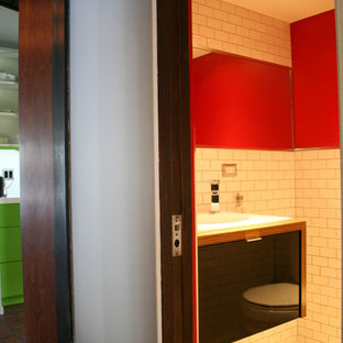 Esempio di una stanza da bagno minimalista di medie dimensioni con pareti marroni e pavimento in mattoni