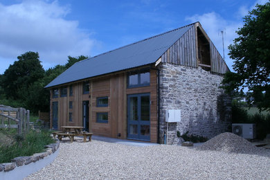 Photo of a contemporary home in Devon.