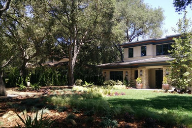 This is an example of a mid-sized shade front yard landscaping in Los Angeles.