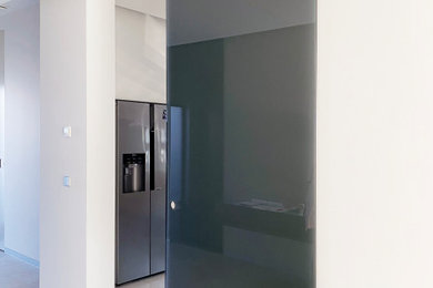 Großer Moderner Flur mit grauer Wandfarbe und beigem Boden in Frankfurt am Main