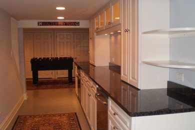 Kitchen - traditional kitchen idea in Chicago