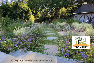 サンフランシスコにあるラグジュアリーな広いトラディショナルスタイルのおしゃれな裏庭 (庭への小道、日向、天然石敷き) の写真
