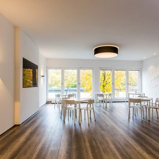 ドルトムントの巨大なコンテンポラリースタイルのLDKの画像 (白い壁、ラミネートの床、暖炉なし、茶色い床)