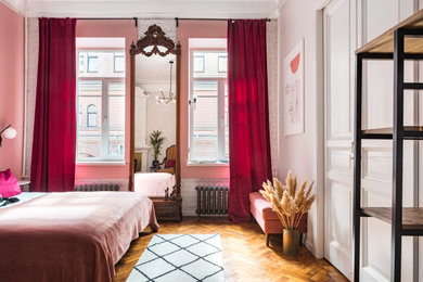 На фото: гостевая спальня среднего размера, (комната для гостей) в стиле лофт с розовыми стенами, паркетным полом среднего тона, угловым камином, фасадом камина из плитки, коричневым полом и кирпичными стенами с