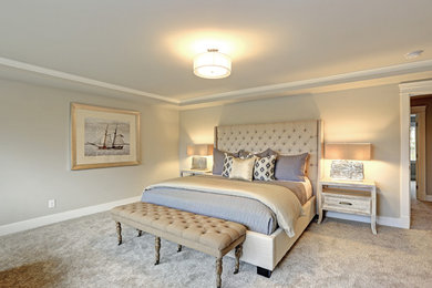 Bedroom - mid-sized bedroom idea in Other