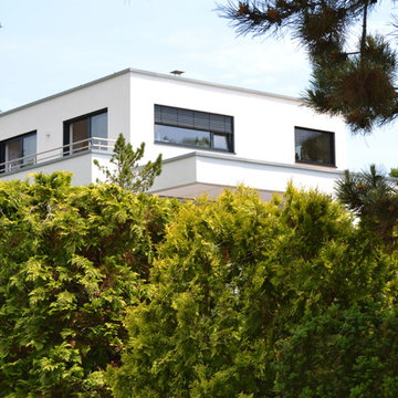 Flachdachhaus im Bauhausstil mit intergrierter Großraum-Garage