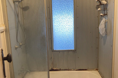 Inspiration for a traditional bathroom in Brisbane.
