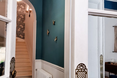 Foto de entrada clásica renovada con paredes azules y papel pintado
