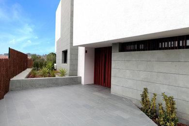 Modelo de patio moderno de tamaño medio en patio lateral con adoquines de piedra natural