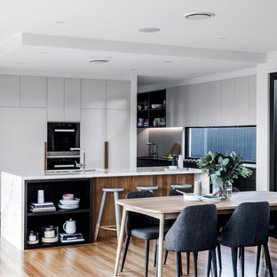 ブリスベンのコンテンポラリースタイルのLDKの画像 (白い壁、無垢フローリング、暖炉なし、ベージュの床)