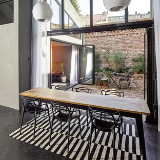 ケルンの中サイズのインダストリアルスタイルのLDKの画像 (白い壁、リノリウムの床、暖炉なし、黒い床)